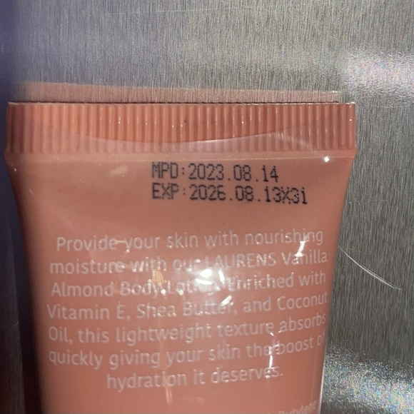 Laurens Vanilla Almond Body Lotion - Picture 4 of 4